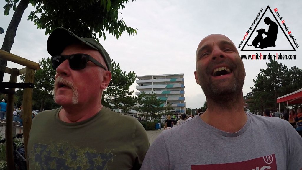 Freunde lachen miteinander